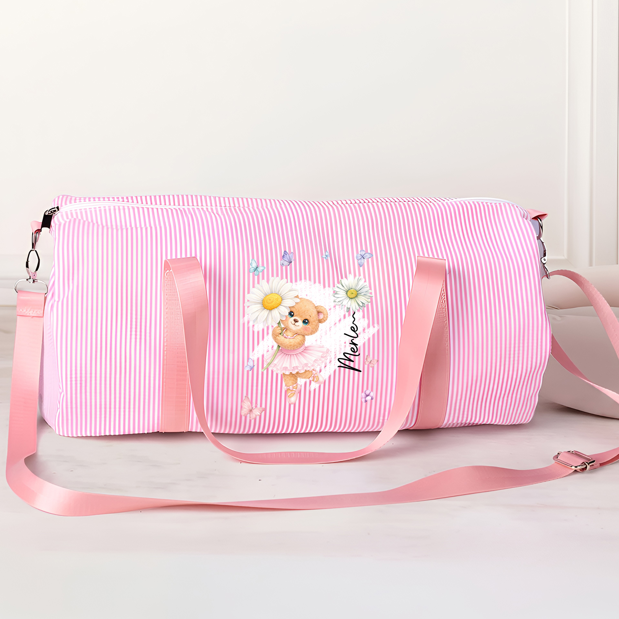 Personalisierte Seersucker-Reisetasche mit Ballettbär-Motiv, Geburtsblume und Namenszug – unverzichtbares Reiseaccessoire und Geburtstagsgeschenk für kleine Ballerinas