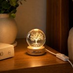 Personalisiertes LED-Nachtlicht in Form einer runden Kristallkugel mit vierblättrigem Kleeblatt und Herzmotiv, mit Namen und Holzsockel – Wohnaccessoire und Geburtstagsgeschenk für Kinder, Freunde und