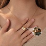 Collana con ciondolo a forma di cuore con pietra natale e proiezione fotografica personalizzata, con nome inciso – Gioiello delicato, regalo per anniversario, compleanno o Natale per donna