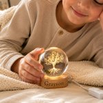 Personalisiertes LED-Nachtlicht in Form einer runden Kristallkugel mit vierblättrigem Kleeblatt und Herzmotiv, mit Namen und Holzsockel – Wohnaccessoire und Geburtstagsgeschenk für Kinder, Freunde und