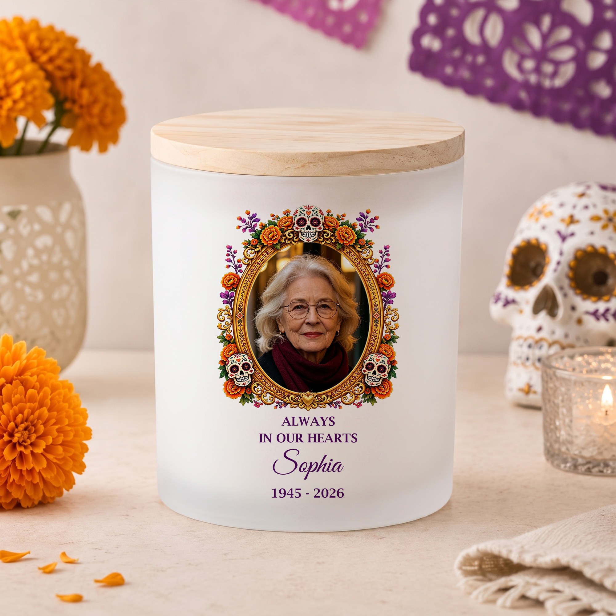 Personalisierter „Sugar Skull“-Kerzenhalter mit Ringelblumen-Motiv als Gedenkkerze, mit Namen, Jahr und LED-Kerze – Geschenk zum Tag der Toten zum Gedenken an verstorbene Angehörige