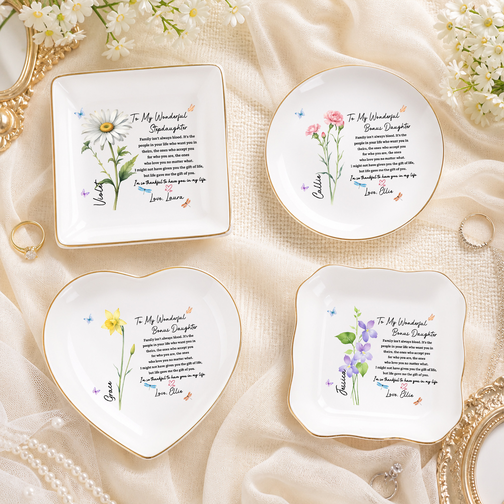 Personalisierte Keramikschale für Schmuckstücke im Aquarellstil mit Geburtsblume und goldenem Rand, mit Text und Namen – Wohnaccessoire und Geburtstagsgeschenk für Stieftochter oder Freundin