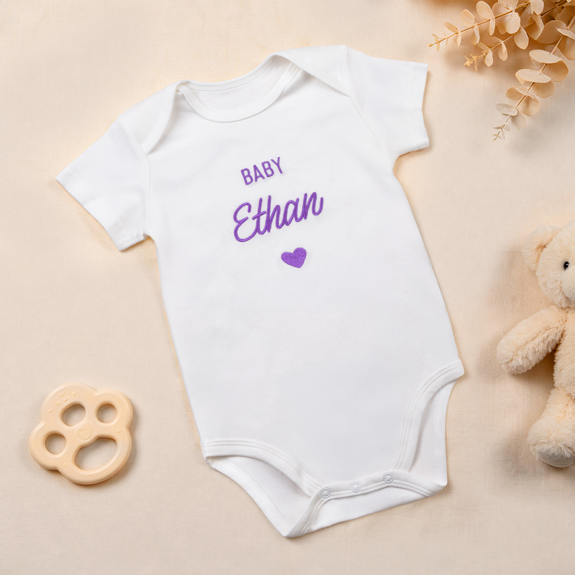 Individuell gestalteter, mehrfarbig bestickter Baby-Body aus 100 % Baumwolle mit Herzmuster und Namensstickerei – Geburtstags- und Babyparty-Geschenk für Neugeborene und Eltern