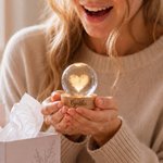 Personalisiertes LED-Nachtlicht in Form einer runden Kristallkugel mit vierblättrigem Kleeblatt und Herzmotiv, mit Namen und Holzsockel – Wohnaccessoire und Geburtstagsgeschenk für Kinder, Freunde und