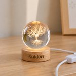 Personalisiertes LED-Nachtlicht in Form einer runden Kristallkugel mit vierblättrigem Kleeblatt und Herzmotiv, mit Namen und Holzsockel – Wohnaccessoire und Geburtstagsgeschenk für Kinder, Freunde und