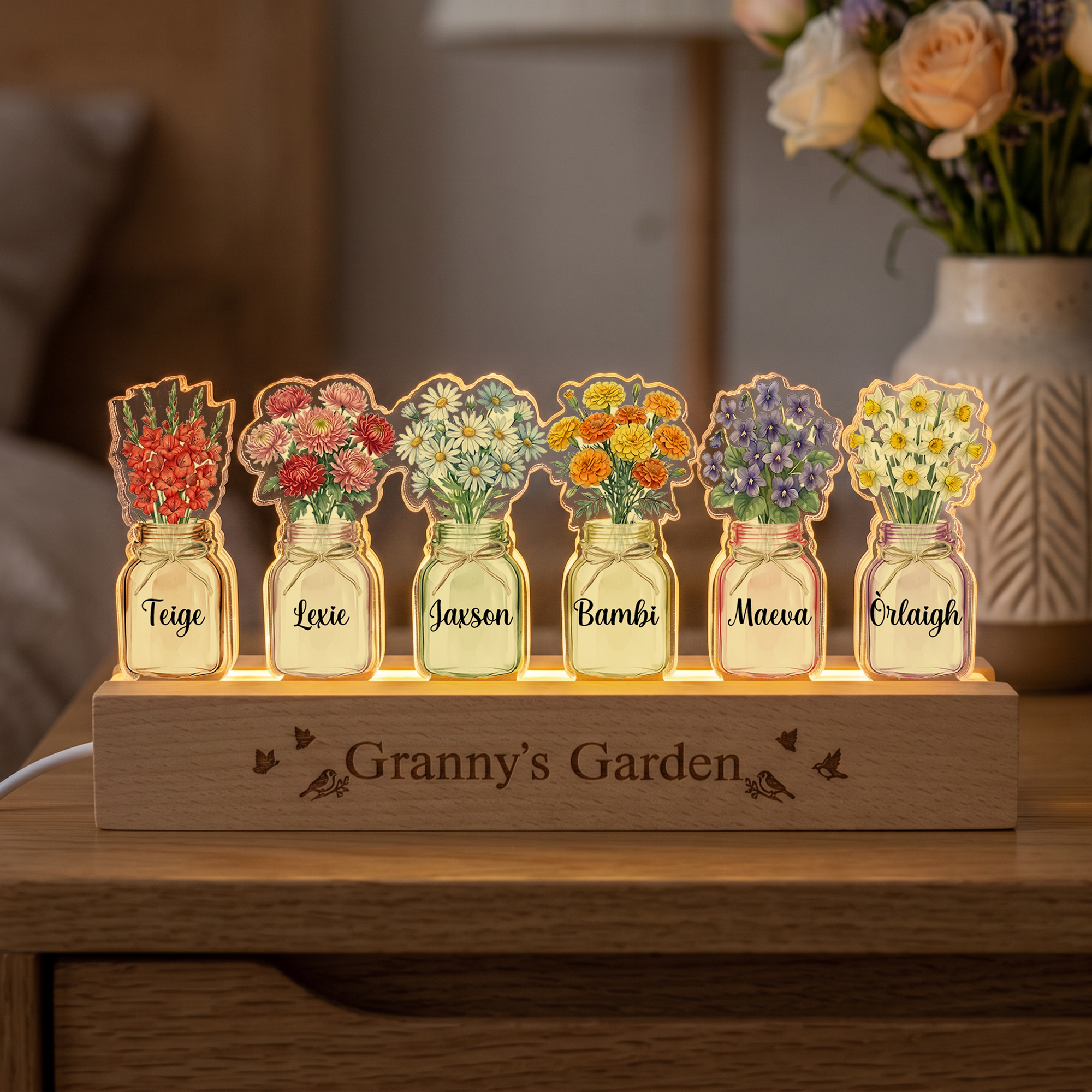 Individuell gestaltetes LED-Nachtlicht mit Geburtsblumen (1–6) und Namen auf Holzsockel – Schlafzimmerdekoration und Geburtstagsgeschenk für Oma und Mama