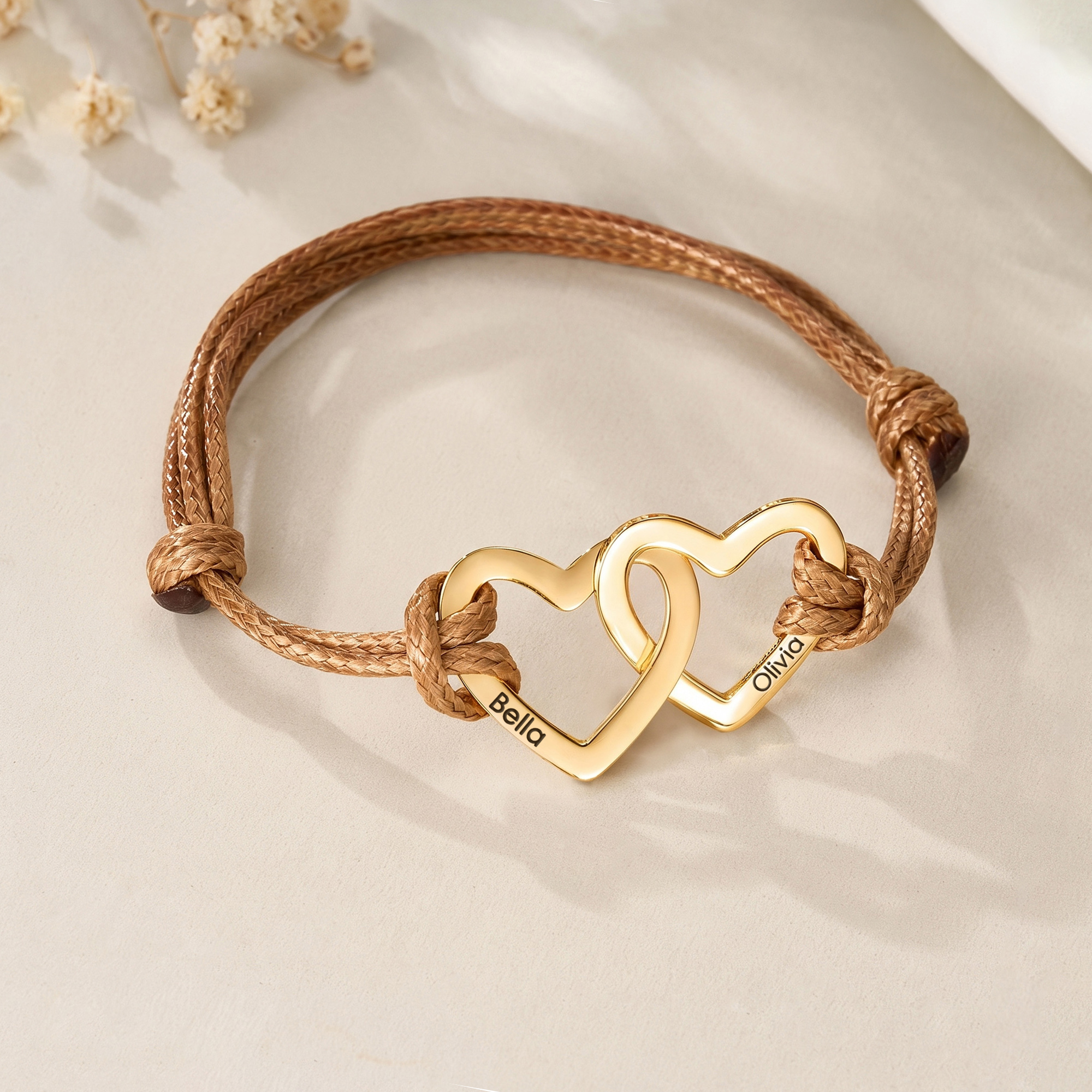 Personalisiertes, verstellbares Armband aus PU-Leder mit zwei Herzen und 1–4 Namen – Geschenk zum Jahrestag oder Geburtstag für sie