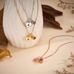 Collana con ciondolo a forma di cuore con pietra natale e proiezione fotografica personalizzata, con nome inciso – Gioiello delicato, regalo per anniversario, compleanno o Natale per donna