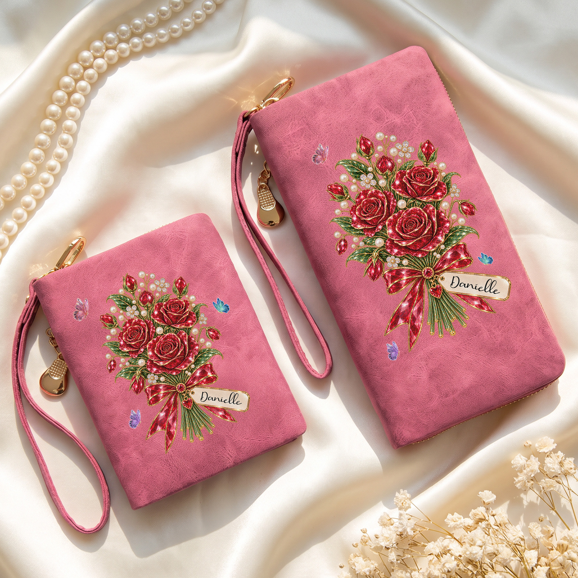 Personalisierte Armbandbörse aus PU-Leder mit Kristall, Geburtsblume und Schmetterling – mit Namen – als Geschenk zum Geburtstag oder zum Jahrestag für Frauen