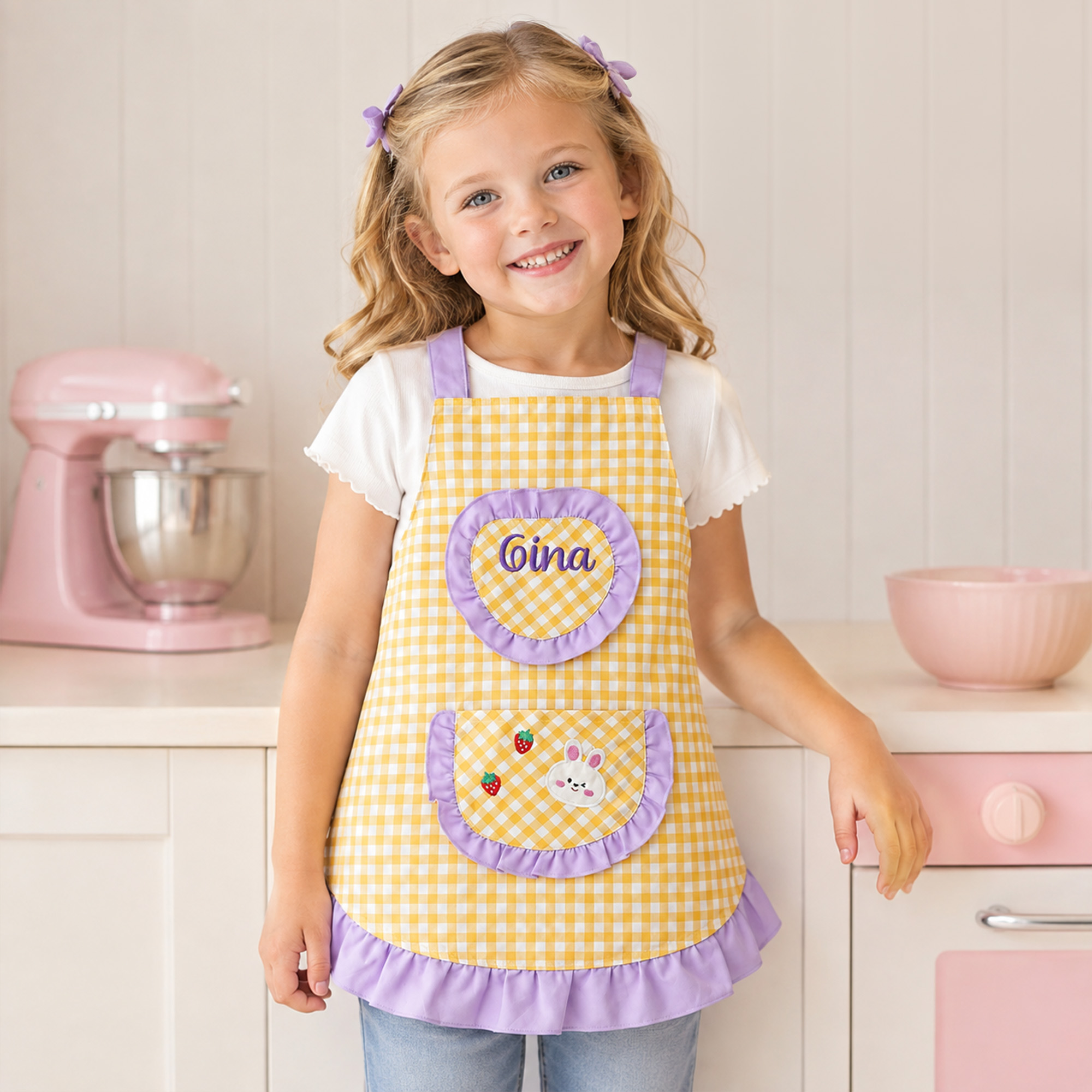 Personalisierte, mehrfarbige Schürze aus 100 % Baumwolle mit Karomuster und Rüschenbesatz, mit Namen und Tasche – Schulanfangs- und Geburtstagsgeschenk für Kinder und Mädchen