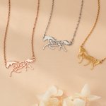 Personalisierte Namenskette mit rennendem Pferd | Halskette | Reitsport Schmuck | Geburtstag Geschenk für Pferdemädchen & Reiterinnen