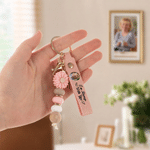 Personalisierter Schlüsselanhänger aus PU-Leder mit Engelsflügeln, Foto, Text und Gänseblümchen-Anhänger – Trauergeschenk zum Gedenken an einen geliebten Menschen