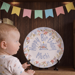 Assiette décorative personnalisée pour anniversaire, style dessin à la main, avec motif floral, prénom et socle – Décoration de chambre d’enfant – Cadeau de premier anniversaire pour les tout-petits e