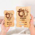 Personalized Retro Style Cowboy Hat Horseshoe Bamboo Phone Stand with Couple Names Text and Date Daily Use Birthday Anniversary Gift for Couple