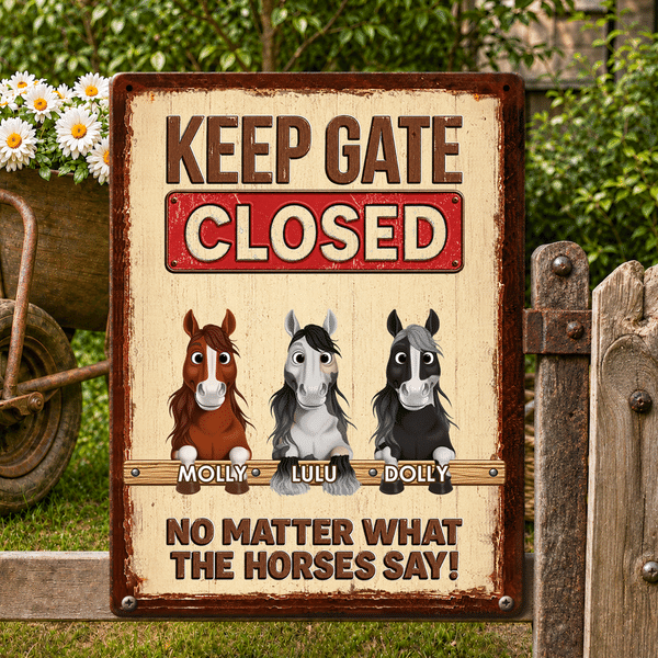 Gepersonaliseerd blikschilderij met de tekst ‘Keep Gate Closed’ (Houd het hek gesloten) voor 1-3 paarden die naar buiten gluren, met namen; stalversiering en verjaardagscadeau voor paardenbezitters
