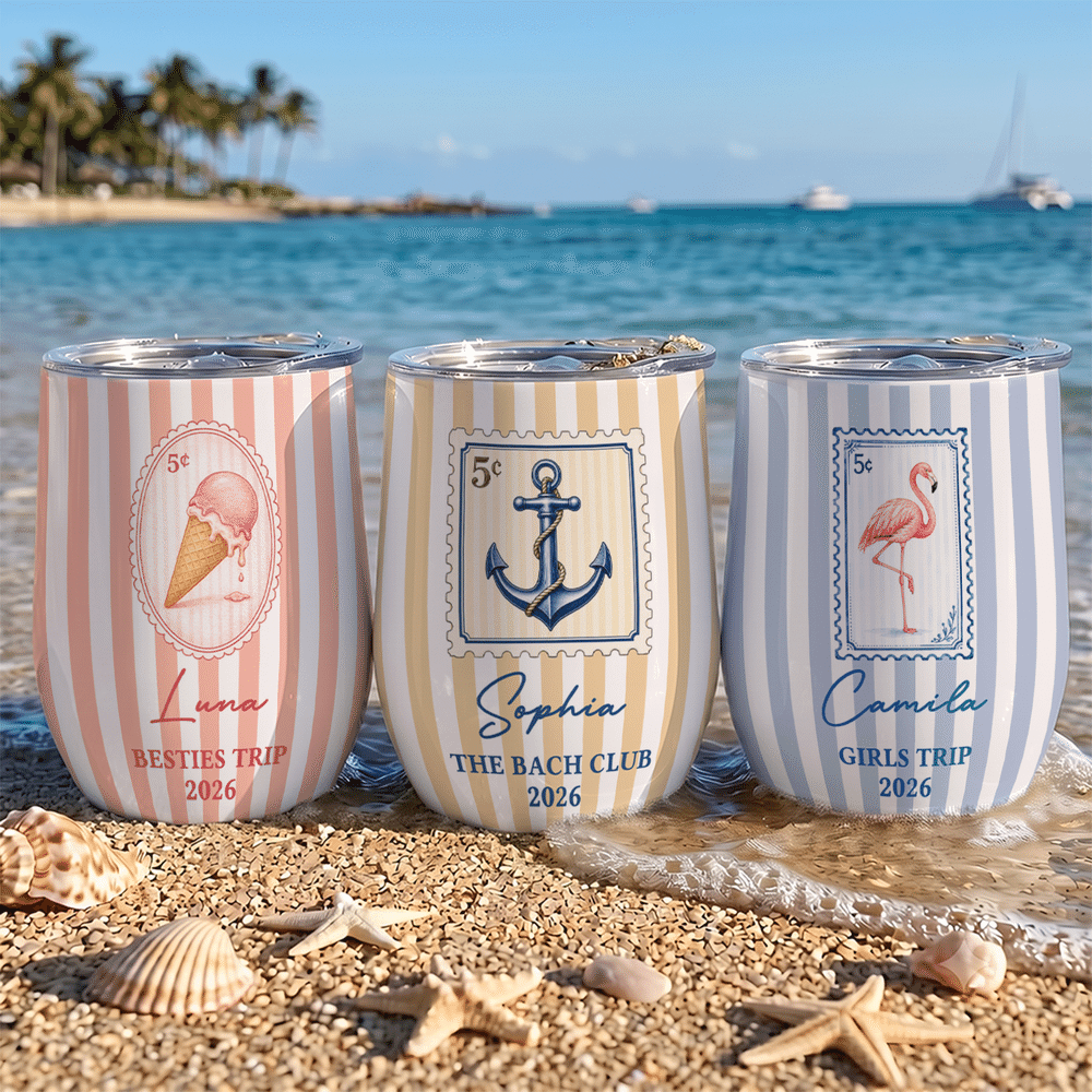 Personlig vintage-strandmönstrad vinmugg (12 oz) med flerfärgade ränder, namn, titel och år – perfekt för daglig användning, sommarresor och som födelsedagspresent till familj och vänner 1