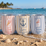 Personlig vintage-strandmönstrad vinmugg (12 oz) med flerfärgade ränder, namn, titel och år – perfekt för daglig användning, sommarresor och som födelsedagspresent till familj och vänner 1