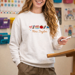 Gepersonaliseerde, schattige schoolspullen: T-shirt, sweatshirt en hoodie voor leraren met geborduurde naam – een bedankcadeau voor onderwijzers