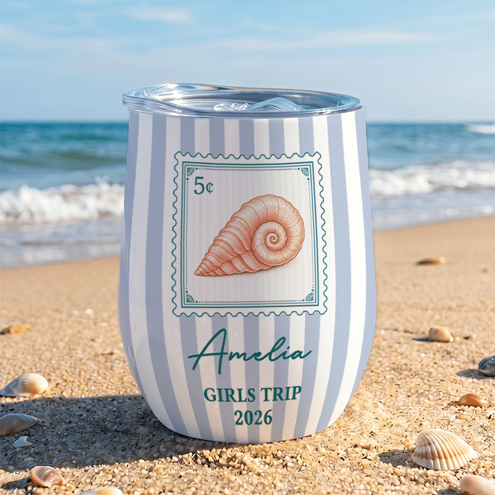 Personlig vintage-strandmönstrad vinmugg (12 oz) med flerfärgade ränder, namn, titel och år – perfekt för daglig användning, sommarresor och som födelsedagspresent till familj och vänner 2