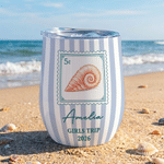 Personlig vintage-strandmönstrad vinmugg (12 oz) med flerfärgade ränder, namn, titel och år – perfekt för daglig användning, sommarresor och som födelsedagspresent till familj och vänner 2