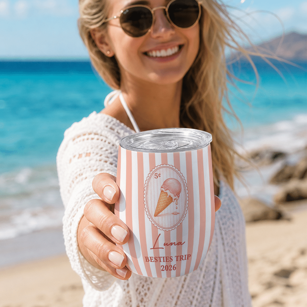 Personlig vintage-strandmönstrad vinmugg (12 oz) med flerfärgade ränder, namn, titel och år – perfekt för daglig användning, sommarresor och som födelsedagspresent till familj och vänner 5
