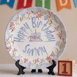 Assiette décorative personnalisée pour anniversaire, style dessin à la main, avec motif floral, prénom et socle – Décoration de chambre d’enfant – Cadeau de premier anniversaire pour les tout-petits e