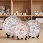 Assiette décorative personnalisée pour anniversaire, style dessin à la main, avec motif floral, prénom et socle – Décoration de chambre d’enfant – Cadeau de premier anniversaire pour les tout-petits e