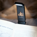 Porte-livre lumineux LED rechargeable personnalisé avec photo d'un personnage de lecture et nom, accessoire de lecture pour un usage quotidien, cadeau d'anniversaire pour les passionnés de lecture
