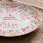 Assiette décorative personnalisée pour anniversaire, style dessin à la main, avec motif floral, prénom et socle – Décoration de chambre d’enfant – Cadeau de premier anniversaire pour les tout-petits e