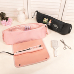 Borsa personalizzata a più scomparti per accessori per capelli con fiore del mese di nascita e personaggio dei cartoni animati, con nome e tappetino resistente al calore – Regalo di compleanno per don