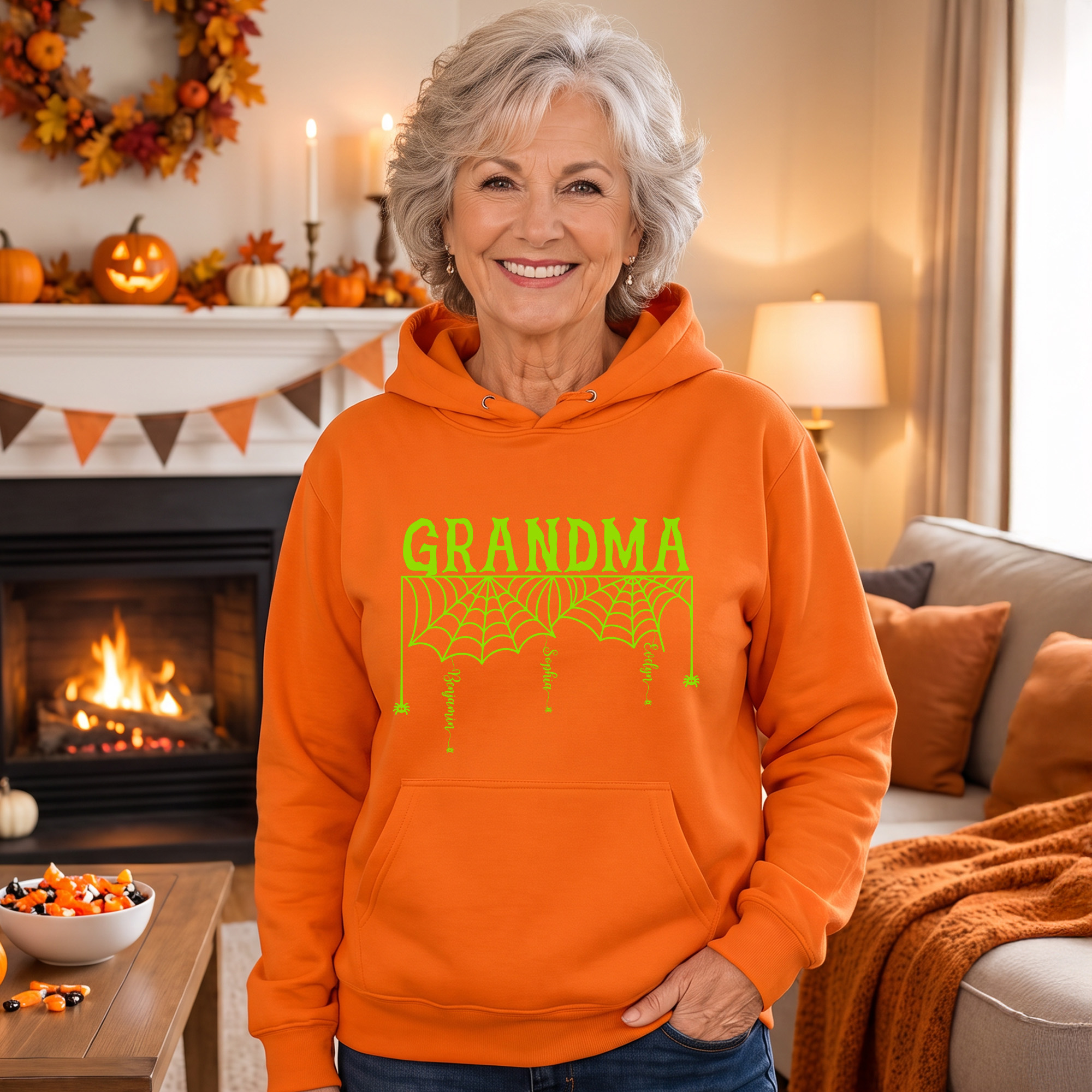 Personalisiertes „Grandma Spooky Spider Web“-T-Shirt, Sweatshirt oder Hoodie mit Namen und Titel – Alltagsbekleidung, Halloween-Geschenk für Mama, Oma und die Familie