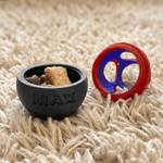 Jouet personnalisé pour chat en forme de gobelet, imprimé en 3D, multicolore et réglable, avec distributeur de friandises et nom gravé – Aide à l'alimentation lente pour animaux de compagnie – Cadeau 