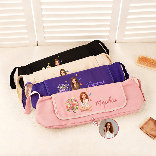Borsa personalizzata a più scomparti per accessori per capelli con fiore del mese di nascita e personaggio dei cartoni animati, con nome e tappetino resistente al calore – Regalo di compleanno per don