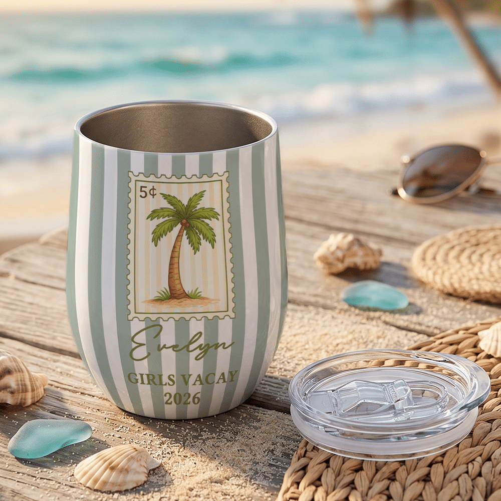 Personlig vintage-strandmönstrad vinmugg (12 oz) med flerfärgade ränder, namn, titel och år – perfekt för daglig användning, sommarresor och som födelsedagspresent till familj och vänner 3