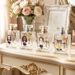 Flacon de parfum rechargeable en verre personnalisé, orné d'une fleur de naissance raffinée et d'un personnage de dessin animé, avec prénom – Proposition de demoiselle d'honneur – Cadeau d'anniversair