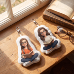 Porte-clés en peluche personnalisé avec photo et illustration de personnage mignon de style 3D, idéal pour un usage quotidien ou comme cadeau d'anniversaire pour les passionnés de lecture