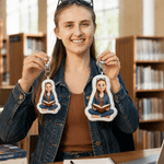 Porte-clés en peluche personnalisé avec photo et illustration de personnage mignon de style 3D, idéal pour un usage quotidien ou comme cadeau d'anniversaire pour les passionnés de lecture
