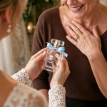 Flacon de parfum rechargeable en verre personnalisé, orné d'une fleur de naissance raffinée et d'un personnage de dessin animé, avec prénom – Proposition de demoiselle d'honneur – Cadeau d'anniversair
