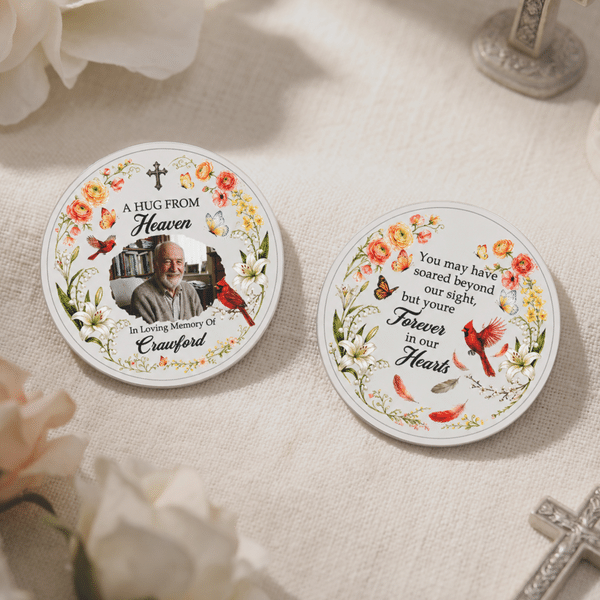 Gepersonaliseerde ‘A Hug From Heaven’-herdenkingsmunt met foto, naam en displaystandaard – Condoleancecadeau voor familie en vrienden ter gelegenheid van Memorial Day