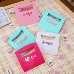 Gepersonaliseerde, veelkleurige mahjongsteen-schudder met naam en comfortabele greep – set van 2 – cadeau voor een mahjongclub of spelavond, ideaal voor enthousiaste mahjongspelers
