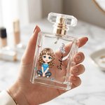Flacon de parfum rechargeable en verre personnalisé, orné d'une fleur de naissance raffinée et d'un personnage de dessin animé, avec prénom – Proposition de demoiselle d'honneur – Cadeau d'anniversair