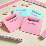 Set di 2 mescolatori personalizzati per tessere da mahjong multicolori con nome e impugnatura ergonomica: regalo perfetto per le serate di gioco al Mahjong Club, dedicato agli appassionati di mahjong