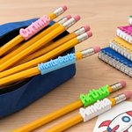 Personlig, 3D-utskriven, flerfärgad namnmärkning till pennor – perfekt som present inför skolstarten till lärare och elever i klassrummet