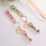 Portachiavi personalizzato in pelle PU in stile minimalista con fiore del mese di nascita, nome e ciondolo a forma di margherita – Regalo di compleanno, Natale o per le feste per familiari e amici