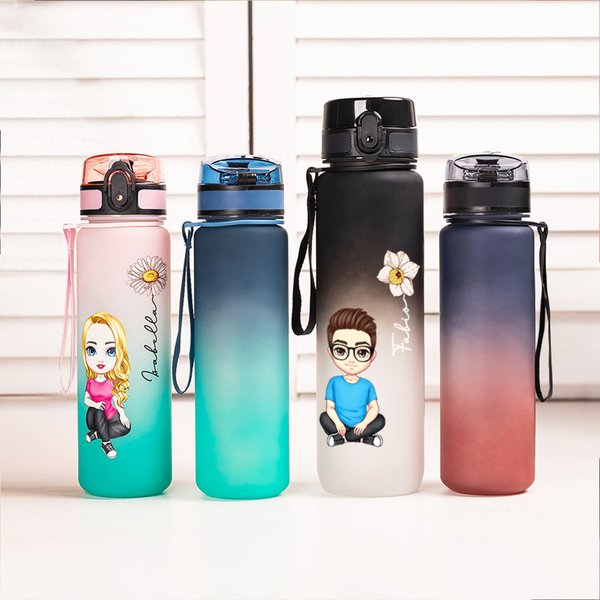 Personalisierte Cartoon-Charakter-Wasserflasche | mit Geburtsblume und  Namen | Farbverlaufe Sportflasche | Geburtstagsgeschenk für Familie