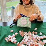 Henkilökohtainen, kannettava, värikäs ja taiteellinen kukka-aiheinen monogrammilla varustettu pellavainen mahjong-laukku, jossa vetoketju ja nimi – lahja mahjong-harrastajille peli-iltoihin tai yökerh 5