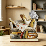 Décoration en bois personnalisée avec effet 3D représentant un personnage en train de lire sur une pile de livres, avec prénom. Décoration d'intérieur, cadeau d'anniversaire pour les passionnés de lec