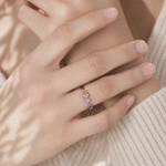 Personlig, delikat ring i sterlingsølv med to hjerter og fødselssteiner, vridd design og inngravert tekst – gave til jubileum eller bursdag for kvinner