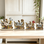 Décoration en bois personnalisée avec effet 3D représentant un personnage en train de lire sur une pile de livres, avec prénom. Décoration d'intérieur, cadeau d'anniversaire pour les passionnés de lec