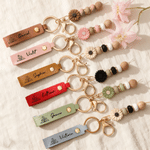 Portachiavi personalizzato in pelle PU in stile minimalista con fiore del mese di nascita, nome e ciondolo a forma di margherita – Regalo di compleanno, Natale o per le feste per familiari e amici
